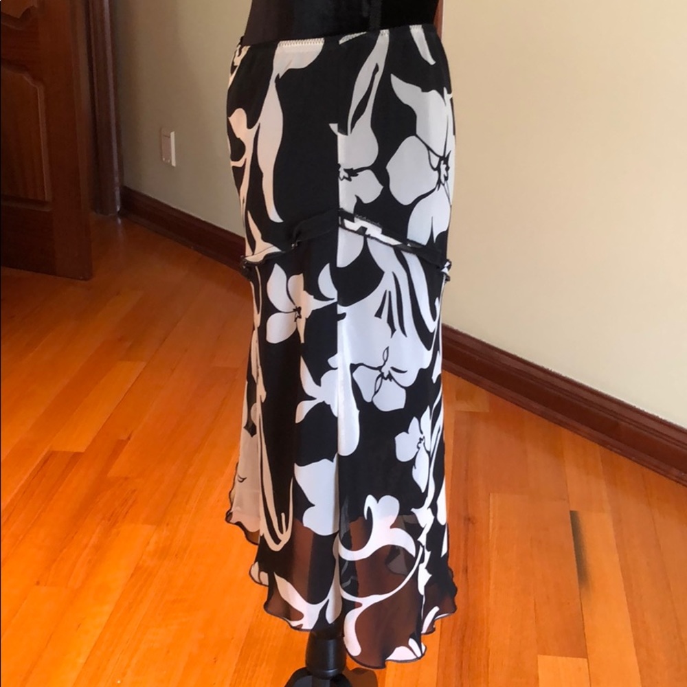 United Colors Of Benetton Floral Skirt Size 44(8)✨ - Picture 3 of 4